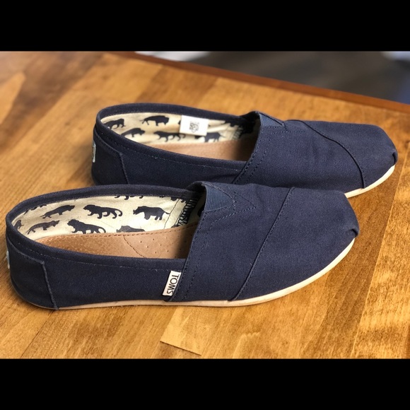 navy toms